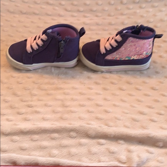 Oshkosh baby sneakers! Size 4 - Picture 2 of 5